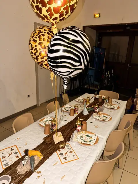 Ballons et table anniversaire safari