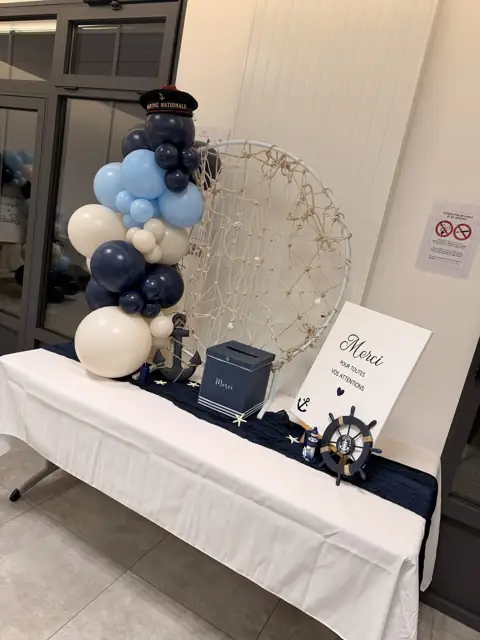 Table des cadeaux : urne « Merci », panneau de remerciement et colonne de ballons