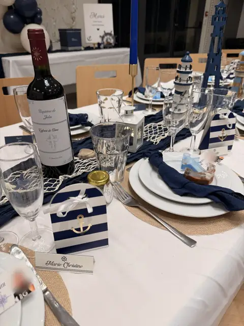Table du baptême : étiquette de bouteille personnalisée, marque-places, boîtes à dragées rayées à ancre dorée