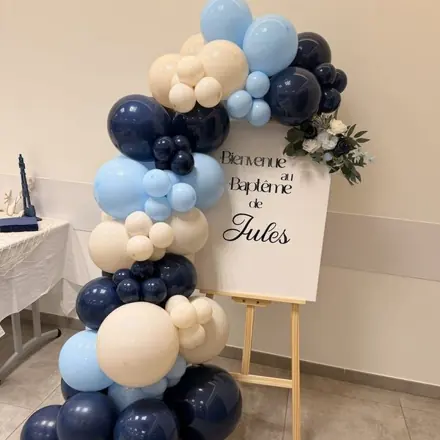 Guirlande de ballons sur chevalet — voir sur Instagram