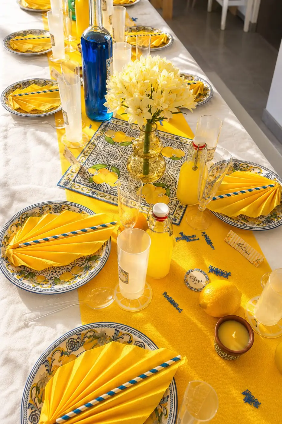 Papeterie de mariage personnalisée posée parmi les fleurs, réalisée par L'Atelier des Fêtes