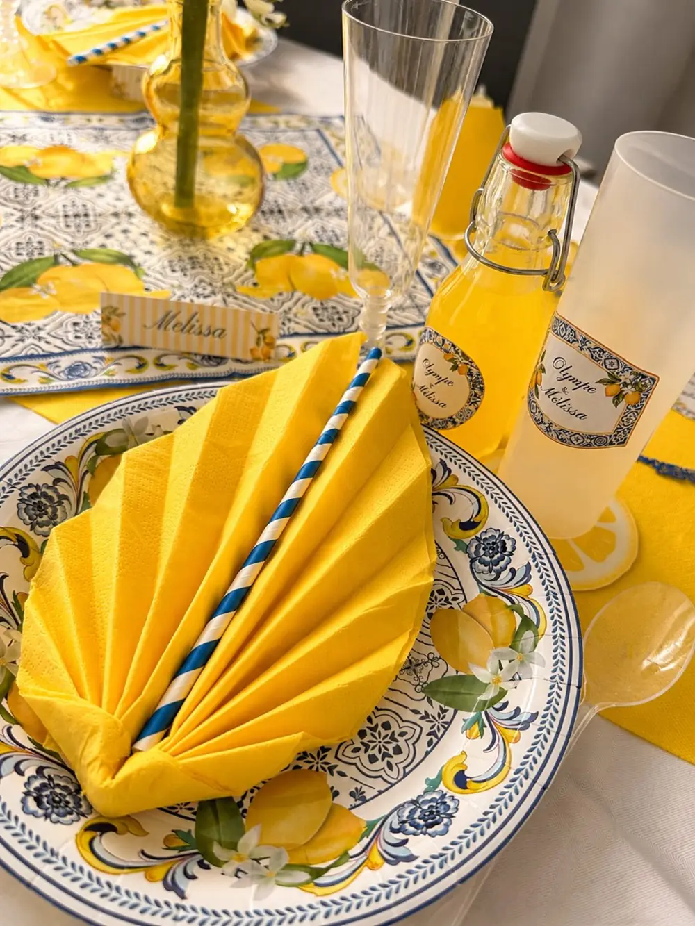 Table de mariage jaune et bleue avec fleurs et papeterie personnalisée — L'Atelier des Fêtes, décoratrice près de Sampigny